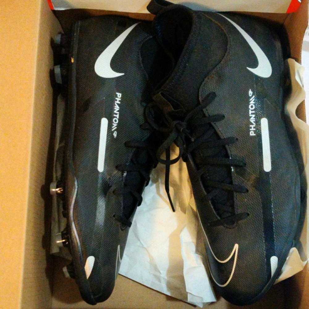 Nike Phantom GT2 club Black Athletic Shoes New 6Y (worn once too small)